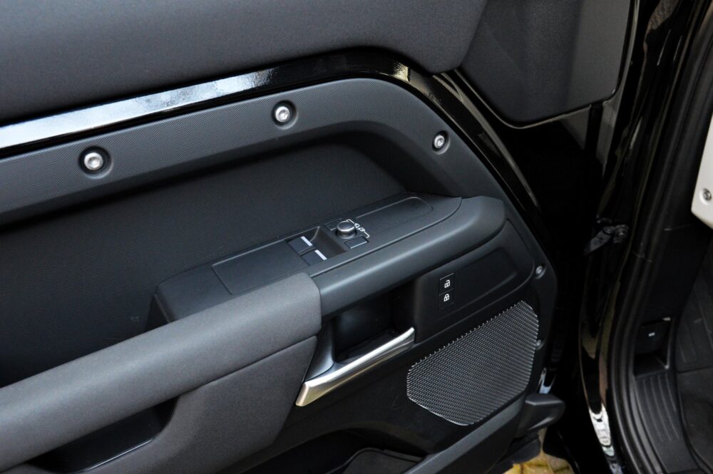 Land Rover Defender 3.0 D300