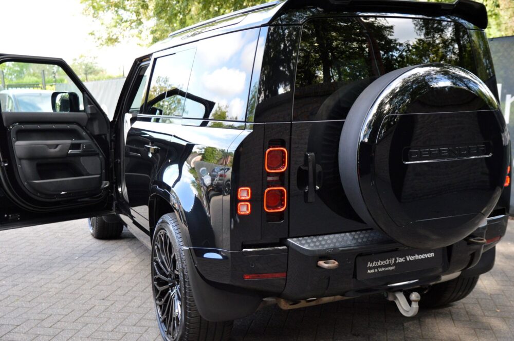 Land Rover Defender 3.0 D300 110