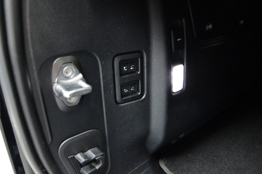 Land Rover Defender 110 P400e